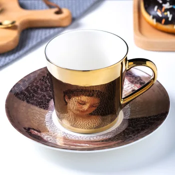 Atstarojošās keramikas kafijas tases ēdienu ar karoti spogulis radošo refrakcijas galvanizācijas 
